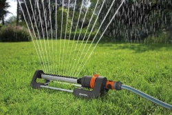 Arroseur oscillant Aqua M - arrosage : 110 à 250 m² - portée 8 à 18 m - largeur max. : 14 m