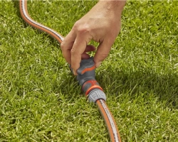 Connecteur avec régulateur de débit