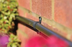 Attache murale en plastique pour tuyau d'alimentation d'irrigation 13mm (x12)