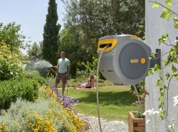 Dévidoir caréné fixation murale enroulement automatique avec tuyau 20 m