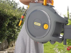 Dévidoir caréné fixation murale enroulement automatique avec tuyau 25m