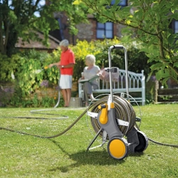 Grand dévidoir chariot nu métallique qui permet de se déplacer facilement dans le jardin